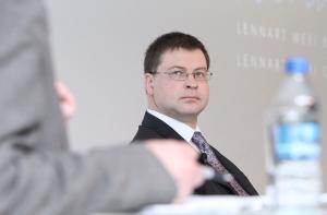 Домбровскису вручили букет из красных роз