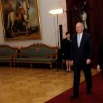 Президент Латвии подарил королеве Швеции уникальную инновационную шаль (ФОТО)