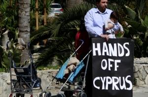 Кипр вновь отложил голосование по налогам на вклады