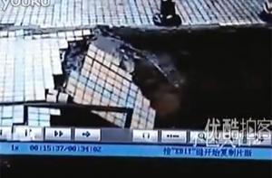 16-метровая дыра на глазах очевидцев поглотила китайца (ВИДЕО)