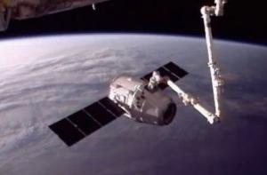 Космического «Дракона» поймали механической рукой