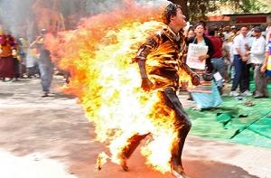 Китай обвинил Далай-ламу в самосожжениях людей