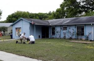 Мужчина на кровати провалился под землю (ФОТО,ВИДЕО)