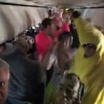 Власти США расследуют массовый танец на борту авиалайнера (ВИДЕО)