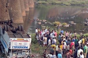 Более 30 человек погибли при крушении автобуса в Индии