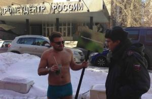 Москвич в трусах требовал лета у синоптиков (ФОТО)