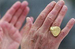 Папский перстень Бенедикта XVI уничтожен