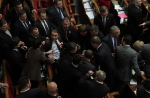 Заседание парламента Украины началось с драки