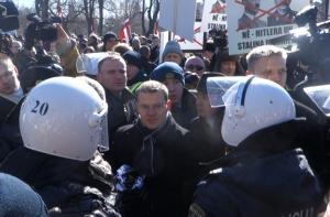 Антифашисты сыграли легионерам «Бухенвальдский набат» и напомнили о преступлениях Арайса (ВИДЕО)
