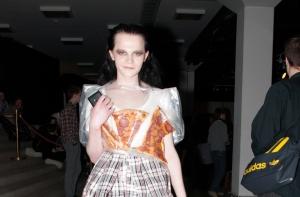 Шок на Riga Fashion Week: платье с кусками настоящей пиццы (ФОТО)