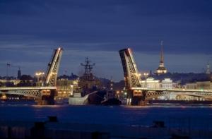В Петербурге под разведенными мостами пустят ночной поезд