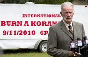 Пастор Терри Джонс собирается публично сжечь тысячи копий Корана