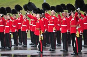 Гвардейцы Елизаветы II заразились чесоткой