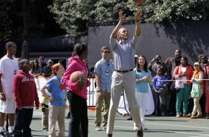 Обама опозорился на баскетбольной площадке (ВИДЕО)