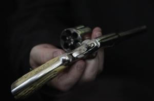 Подросток расстрелял 4 человек, перепутав их с воробьями