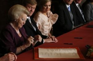 Голландская королева официально отреклась от престола (ФОТО)