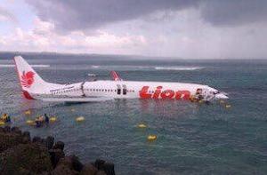 У побережья Бали упал пассажирский самолет; 172 человека выжили