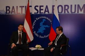 Домбровскис пригласил Дмитрия Медведева в Ригу