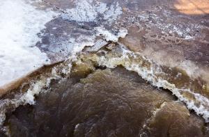 Из-за паводков жителям отключают электричество