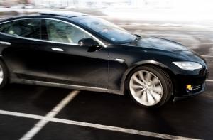 Tesla Model S можно будет взять в аренду