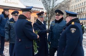 Жители Латвии оценивают работу полиции на «шестерку»