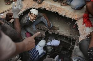 При обрушении фабрики в Бангладеш погибли 273 человека