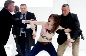 После топлес-встречи Femen с Путиным и Меркель немцы завели уголовное дело