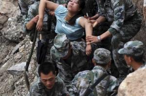 Число пострадавших от землетрясения в Китае достигло 5700 человек (ФОТО)