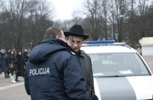 Водитель предложил полицейскому взятку в 400 латов