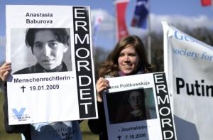 Путина в Германии встретили протестующие с плакатами