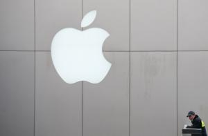 Цена на акции Apple опустилась ниже 400 долларов