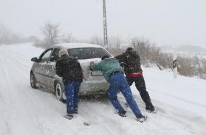 В Алуксне намело 60-сантиметровые сугробы