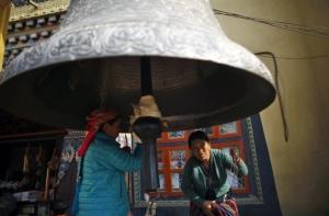 Колокол упал на туриста во время экскурсии в храме (ВИДЕО)