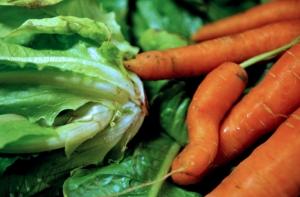 Яркие овощи и фрукты сделают кожу загорелой