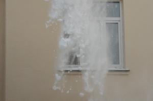 Снег с крыши упал на коляску с ребенком под Ханты-Мансийском