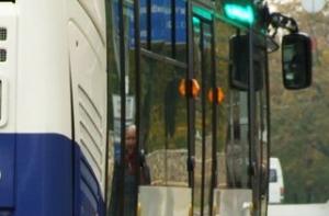 Из троллейбуса на ходу выпала женщина