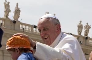 Папу попросили открыть архивы Ватикана для поиска детей