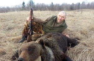 Фото Валуева с убитым медведем вызвало шквал критики (ФОТО)