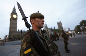 В Лондоне в целях безопасности запретили носить военную форму