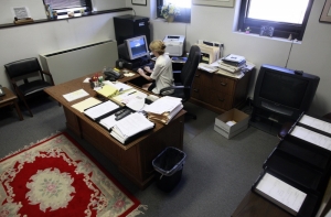 Чиновники требуют равной оплаты труда через суд