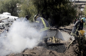 Из сошедших с рельсов цистерн под Ростовом вытекло токсичное вещество