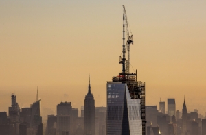 Шпиль установлен на здании нового Всемирного торгового центра в Нью-Йорке