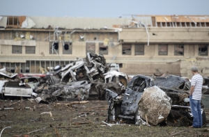 Число жертв торнадо в Оклахоме превысило 90, введено ЧП