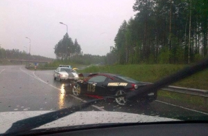 В Саулкрастах разбился Ferrari стоимостью в 180 000 евро - участник ралли Gumball 3000 (ФОТО)