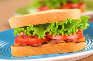 В премьера Австралии бросили бутерброд