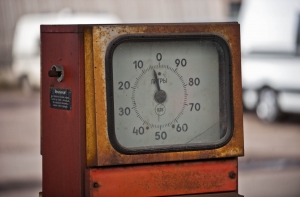 Все больше автоводителей переходит на легальное топливо