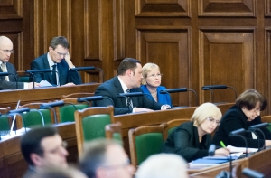 Жители Латвии не видят возможностей контролировать политиков