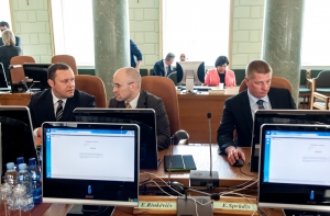 Латвийские министры бойко торгуют машинами и залезают в долги