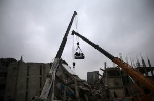 Строительный кран протаранил 9-этажный дом (ВИДЕО)