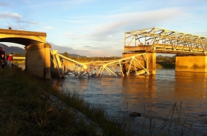 Два автомобиля упали в реку при обрушении моста в США